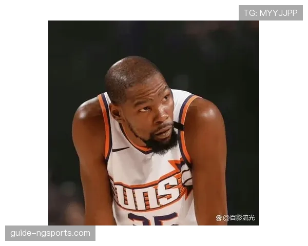 杜兰特居然能在豪宅里一边签合同一边撸猫，这节奏也太明星了吧！