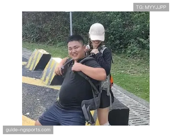 练俊杰训练完直接啃鸡腿？这自律人设有点扛不住啊